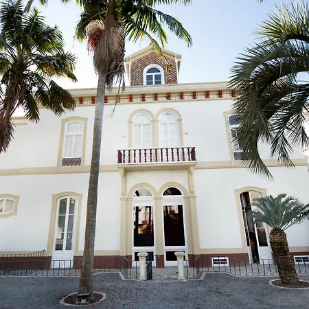 Casa Palmeiras Charming House - Azores 1901 Bed & Breakfast 3*